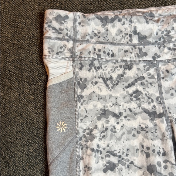 Athleta Grey and White Patterned Cropped Leggings sz M - Picture 2 of 11
